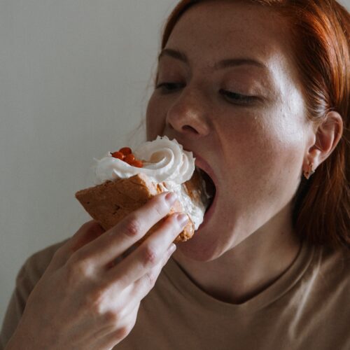 γυναικα που τρωει γλυκο με σντιγι