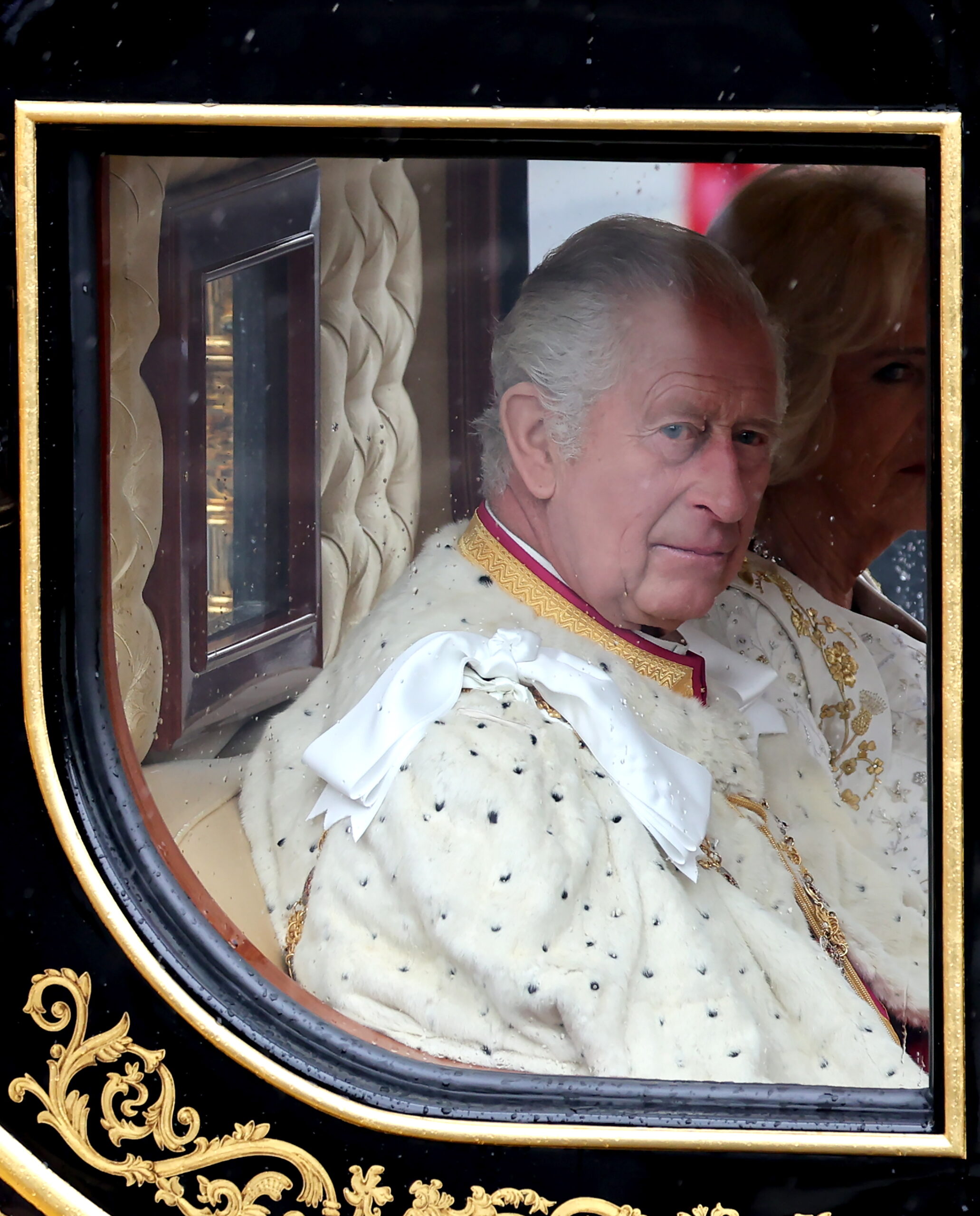 God save the King! Ο Κάρολος και επίσημα βασιλιάς σε μια στέψη γεμάτη συμβολισμούς και συγκίνηση