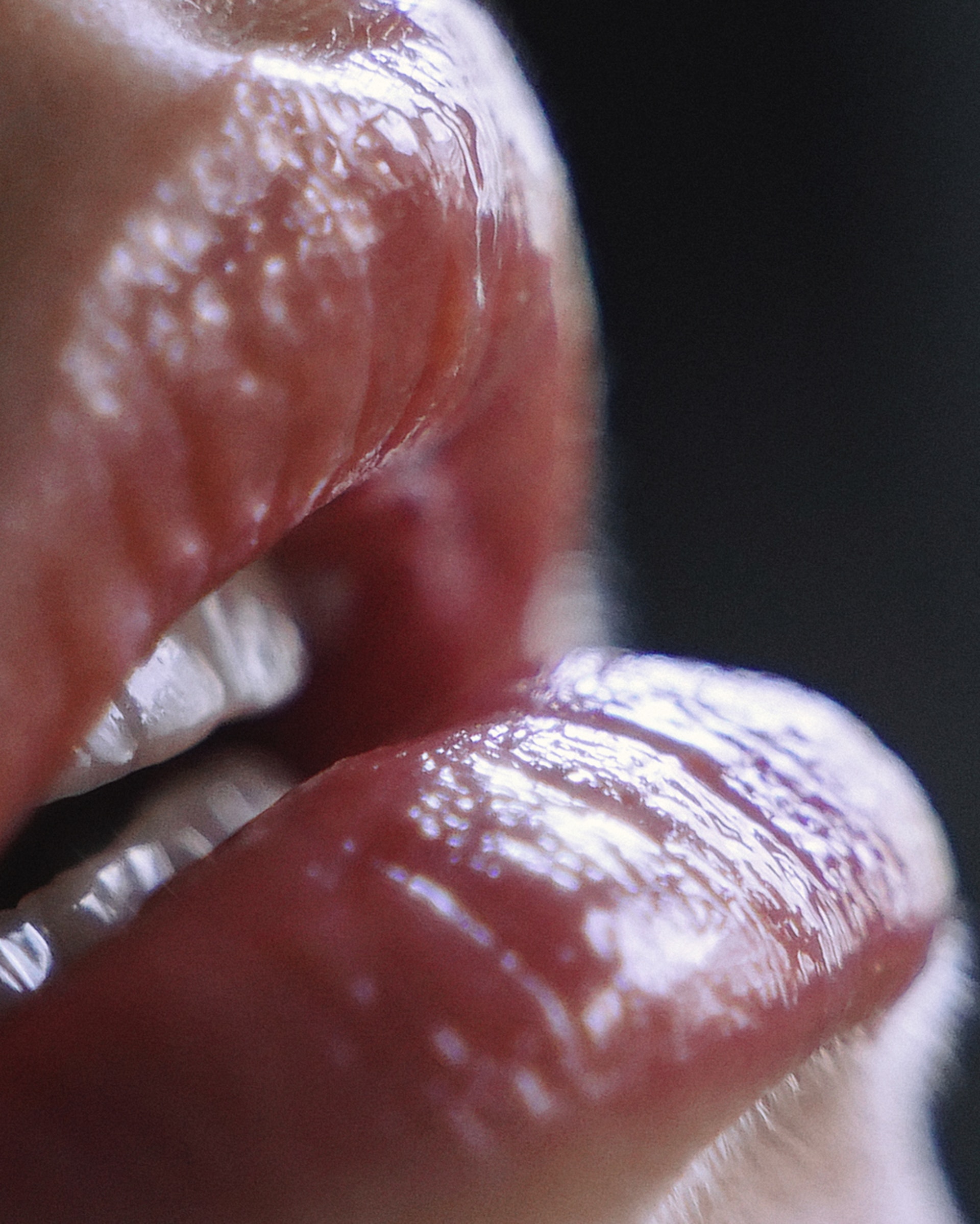 Κραγιόν VS lip balm: Πώς εξελίσσεται η τάση για το μακιγιάζ των χειλιών