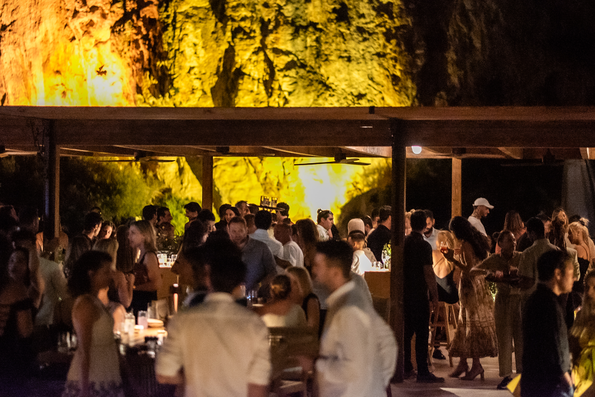 AbraOvata: Με ένα εντυπωσιακό party έκανε summer opening το εστιατόριο της Λίμνης Βουλιαγμένης
