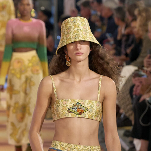 Bucket ή Bob Hat: Το πιο cool καπέλο για να φορέσεις το καλοκαίρι