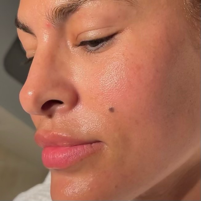 Η Eva Mendes «υποφέρει» από τριχοφυΐα και κάνει dermaplaning στο πρόσωπό της κάθε δεύτερη μέρα