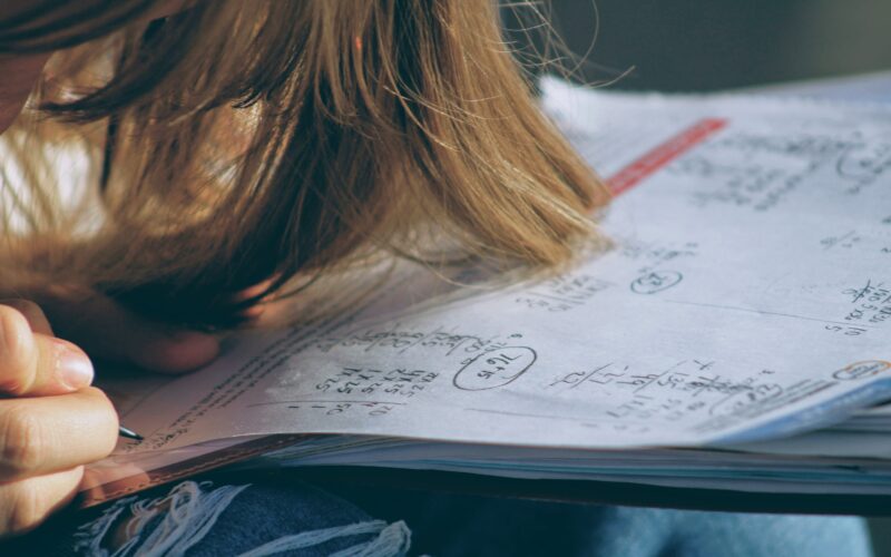 10 θετικά πράγματα που μπορείς να πεις στο παιδί σου κατά τη διάρκεια των εξετάσεων