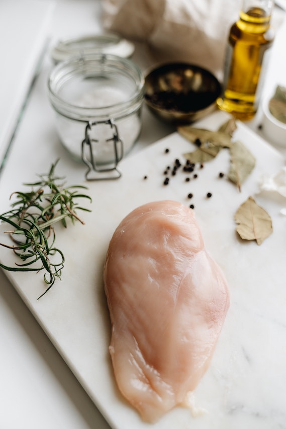 Πόσο καιρό «αντέχει» το κοτόπουλο στο ψυγείο σου