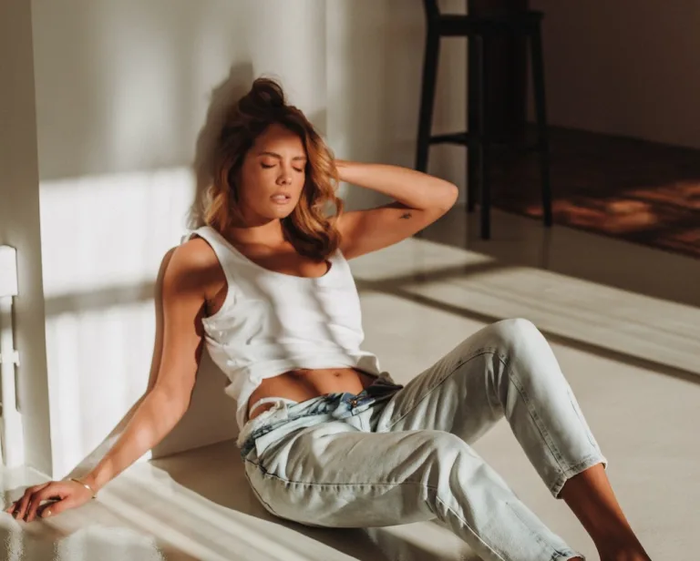 Lazy girl waves: Το «δροσερό» χτένισμα που θα σε βολέψει όλο το καλοκαίρι