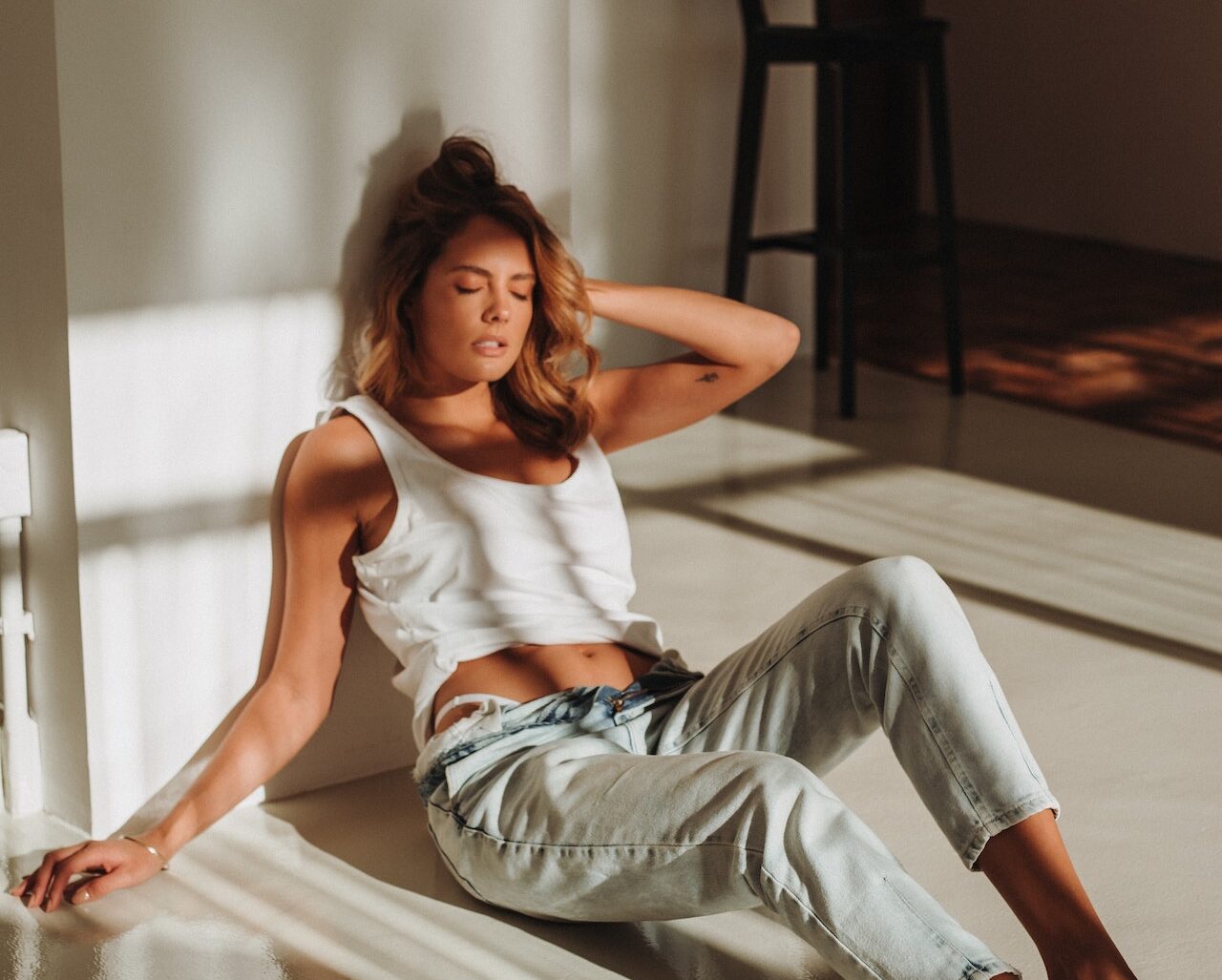 Lazy girl waves: Το «δροσερό» χτένισμα που θα σε βολέψει όλο το καλοκαίρι