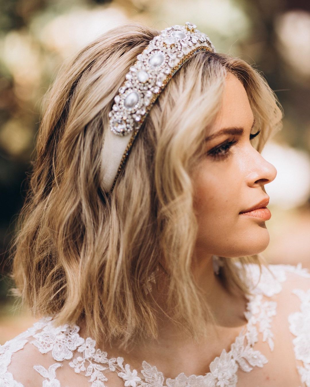 Lazy girl waves: Το «δροσερό» χτένισμα που θα δημιουργείς όλο το καλοκαίρι