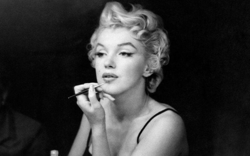 Το viral eyeliner hack που σε βοηθάει τα δημιουργήσεις το signature μακιγιάζ της Marilyn Monroe