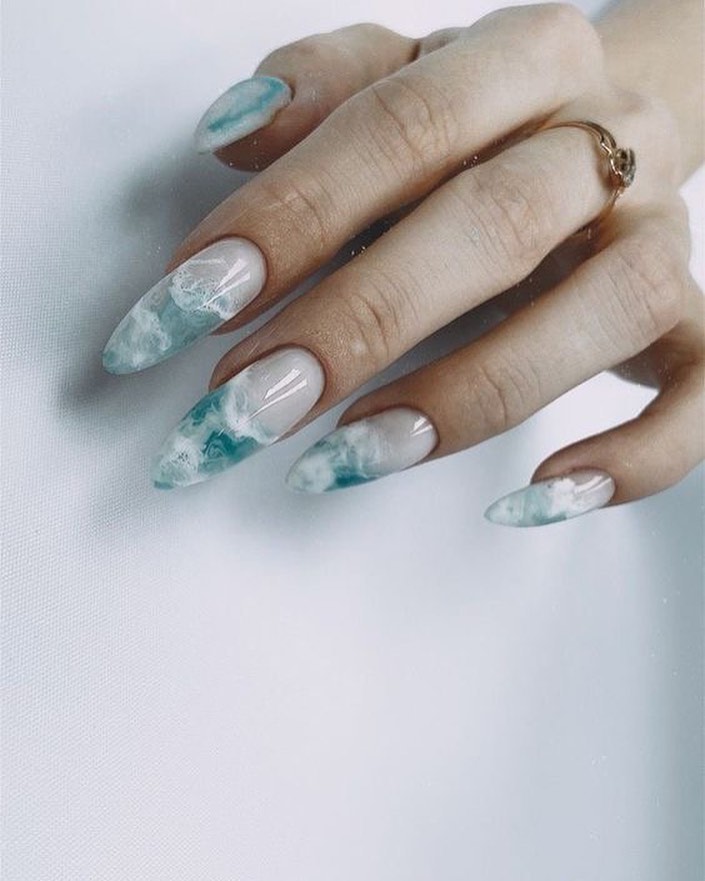 The Lagoon Nails Trend: Η αίσθηση της απόδρασης αποτυπώνεται στο μανικιούρ σου