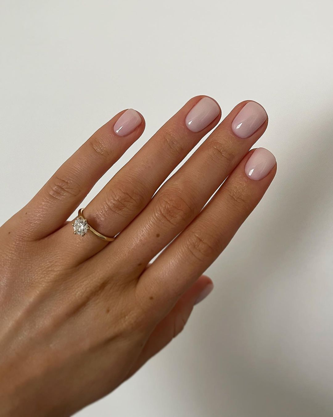 Naked Nails: Η καλοκαιρινή τάση μανικιούρ που εστιάζει στην υγεία και την ομορφιά των νυχιών σου