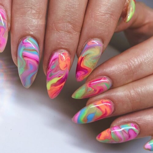 Tie-Dye Nails: η νοσταλγική τάση που πρωταγωνιστεί στα καλοκαιρινά μανικιούρ για το '23