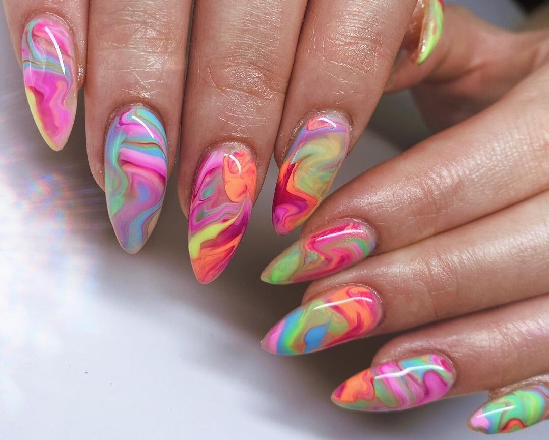 Tie-Dye Nails: Η νοσταλγική τάση που πρωταγωνιστεί στα καλοκαιρινά μανικιούρ για το ’23
