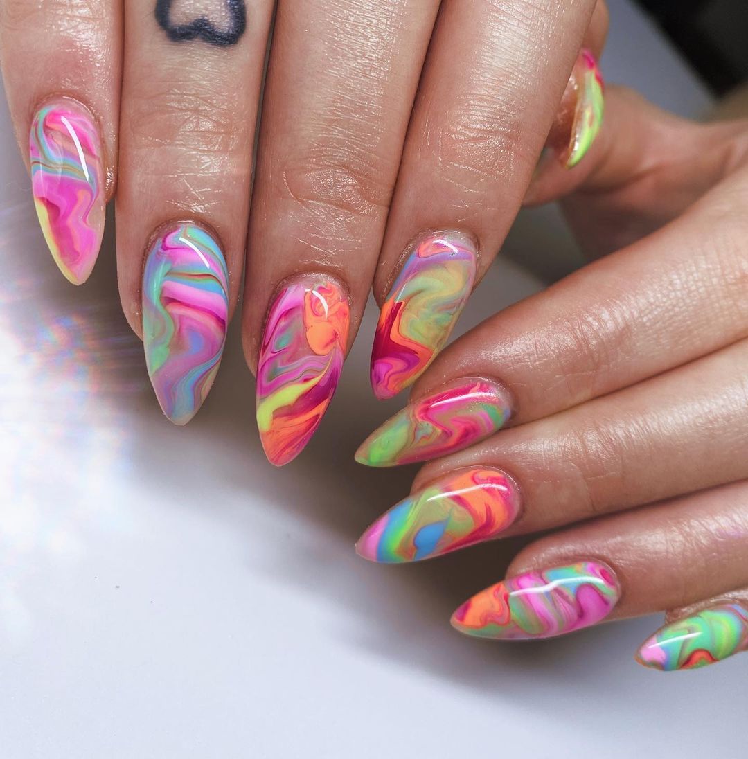 Tie-Dye Nails: η νοσταλγική τάση που πρωταγωνιστεί στα καλοκαιρινά μανικιούρ για το '23