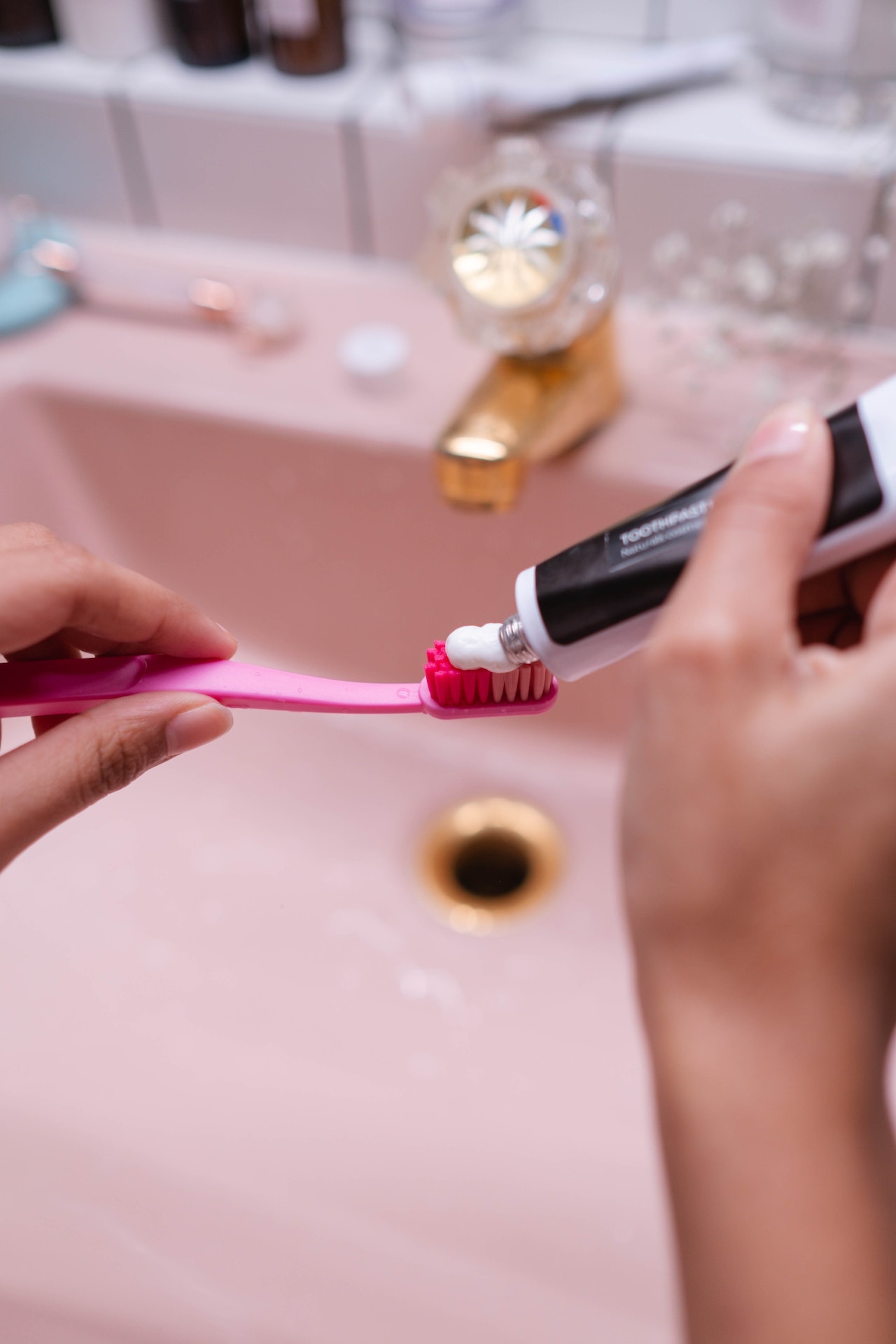 Βρέχεις την οδοντόβουρτσα πριν πλύνεις τα δόντια σου; Δες ποιος είναι ο σωστός τρόπος