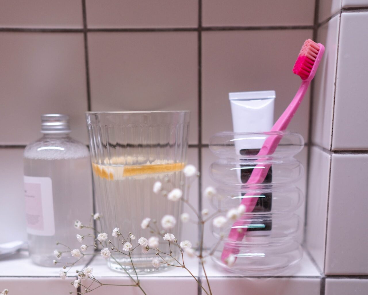 Βρέχεις την οδοντόβουρτσα πριν πλύνεις τα δόντια σου; Δες ποιος είναι ο σωστός τρόπος