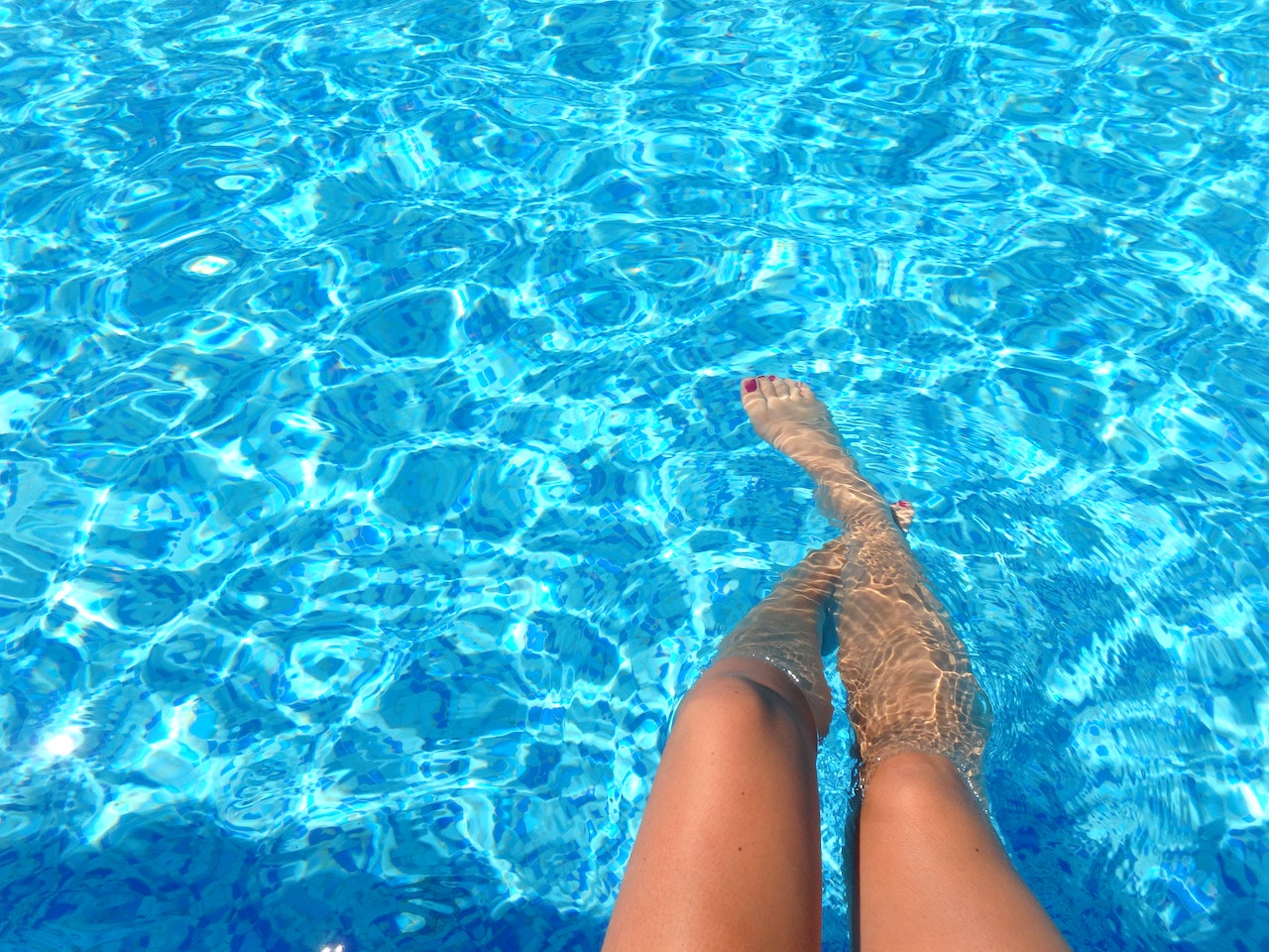 Πώς να αφαιρέσεις εύκολα κι αποτελεσματικά τη γύρη από την πισίνα σου