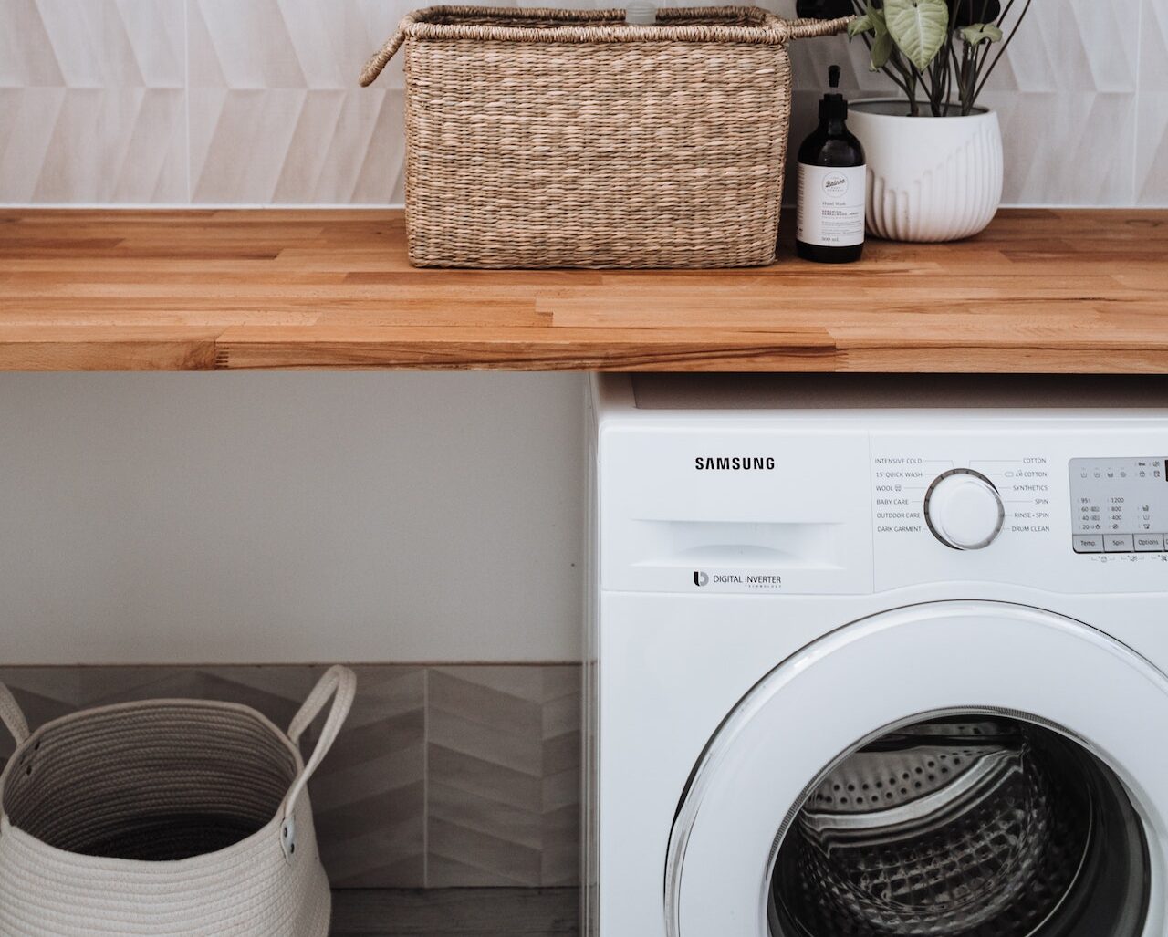 Βάζεις σαπούνι πιάτων στο πλυντήριο ρούχων για να καθαρίσεις τους λεκέδες; Δες γιατί δεν πρέπει