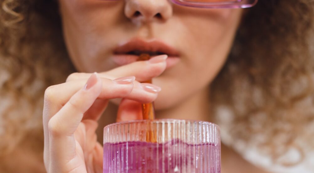 Σύμφωνα με τους οδοντιάτρους, όταν πίνεις αυτά τα 4 όξινα ποτά πρέπει να ξεπλένεις το στόμα σου