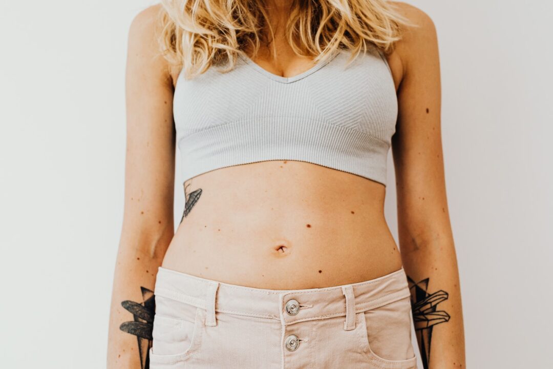 Πώς να χάσεις γρήγορα τα υγρά στο σώμα σου και να μη νιώθεις -αλλά και να φαίνεσαι- πρησμένη