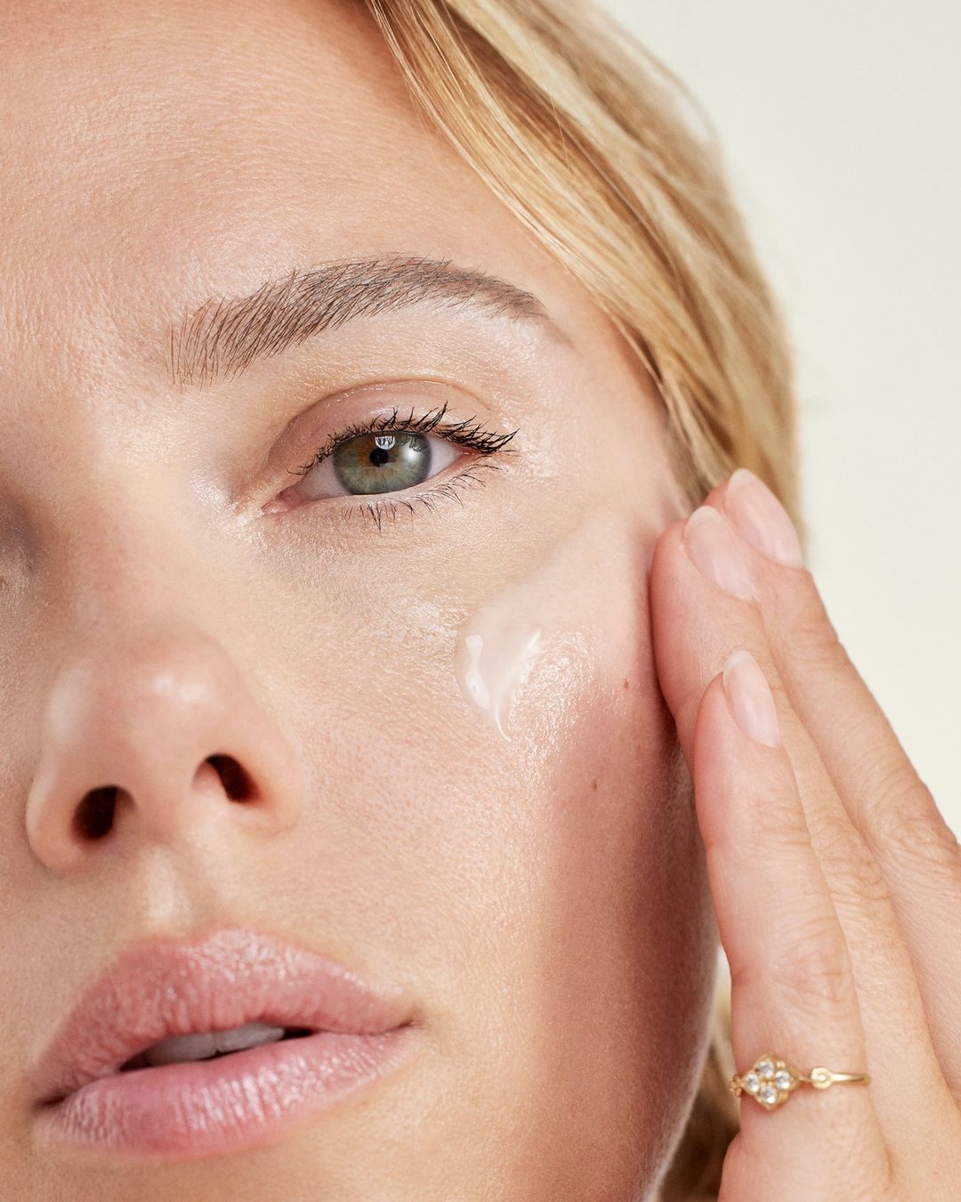 The Outset: Το beauty brand της Scarlett Johansson που υπόσχεται λαμπερή επιδερμίδα