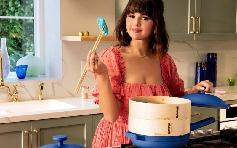 Τα νέα μαγειρικά σκεύη με την υπογραφή της Selena Gomez φέρνουν χρώμα στην κουζίνα μας