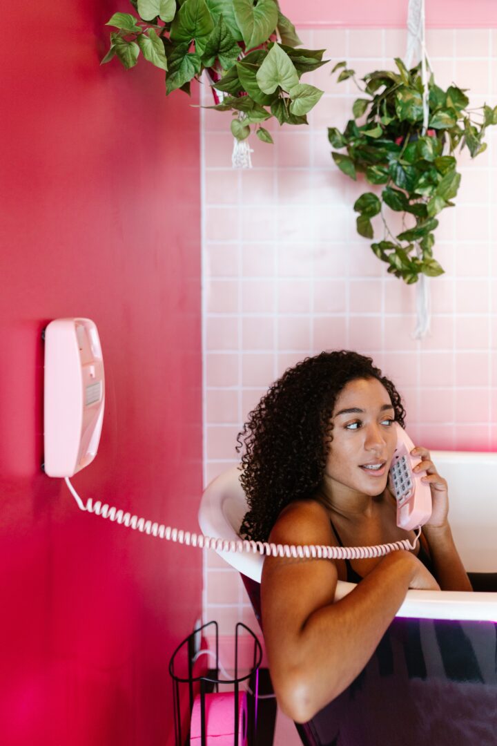 Πόσο αηδιαστικό είναι να παίρνεις το τηλέφωνό μαζί σου στο μπάνιο
