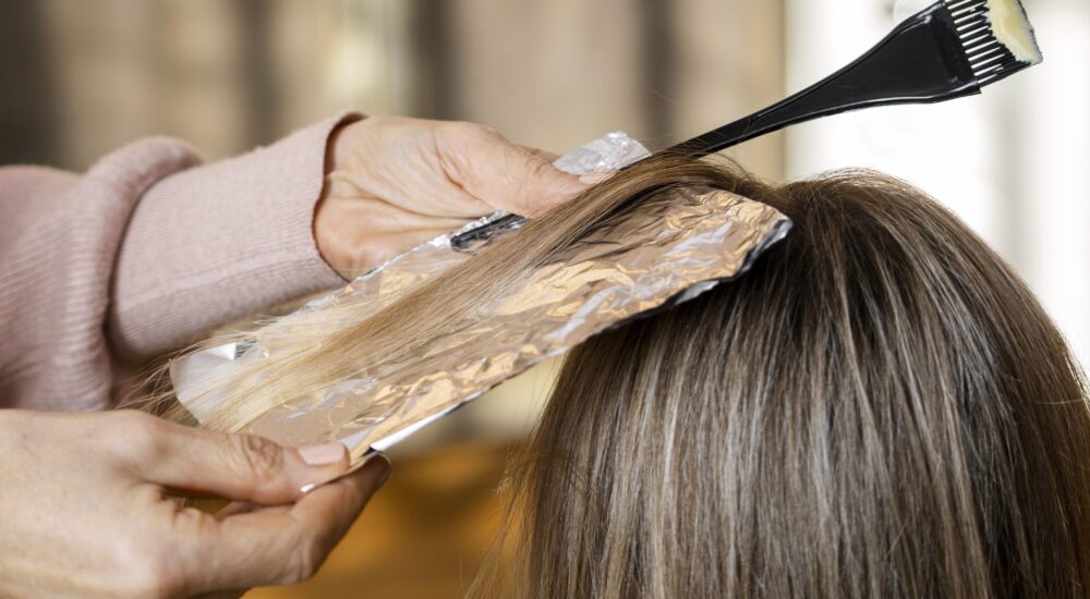 Πώς να καταπραΰνεις τον κνησμό στο τριχωτό της κεφαλής μετά τη βαφή των μαλλιών σου