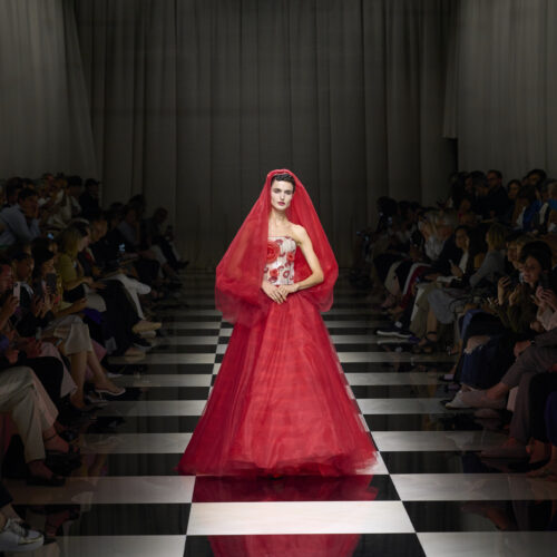 Giorgio Armani Privé: Η νέα houte couture συλλογή κάνει ένα μεγάλο ταξίδι από τη Δύση ως την Άπω Ανατολή
