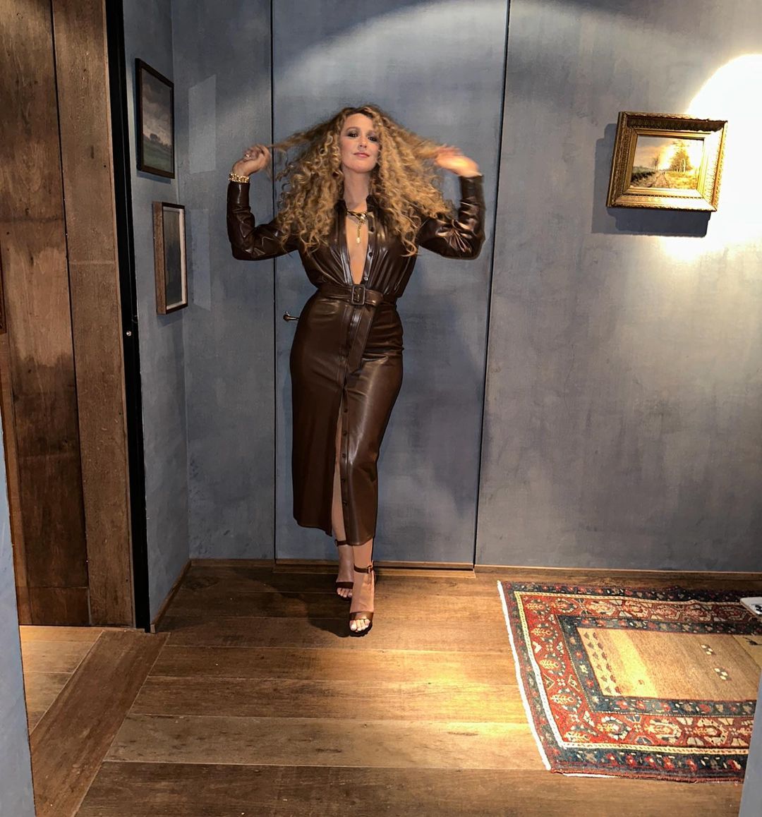 Η Blake Lively επιδεικνύει περήφανα τις δεξιότητές της στη διακόσμηση 4 DiscoCurls:Το trending now χτένισμα που χαρίζει έναν νέο χαρακτήρα στα μαλλιά σου με retro αναφορές
