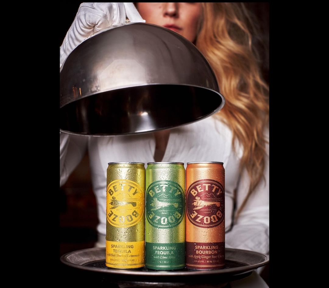 Η Emma Watson μάς σερβίρει το δικό της ποτό, το τζιν Renais