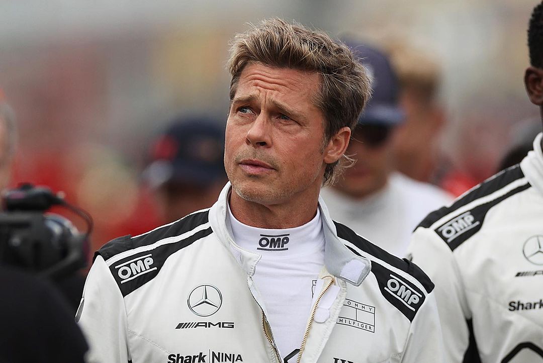 O Brad Pitt με λευκή φόρμα στα pits της Formula 1 μας κάνει να ανυπομονούμε για τη νέα του ταινία