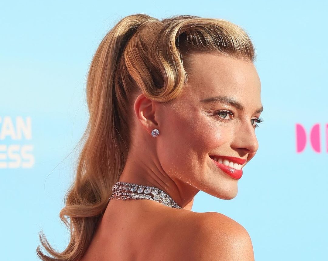 Η Margot Robbie μαγνητίζει τα βλέμματα με ένα Barbie ponytail σε στιλ της δεκαετίας του '60