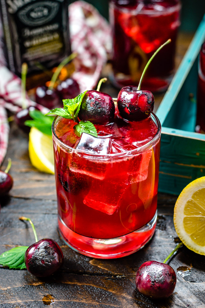 Φτιάξε το πιο τέλειο cocktail με σοταρισμένα κεράσια, ουίσκι και λεμονάδα