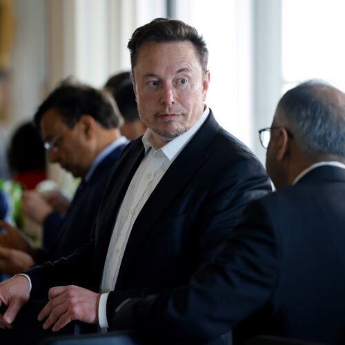 Η 75χρονη μαμά του Elon Musk κοιμάται στο πάτωμα όταν επισκέπτεται τον γιο της