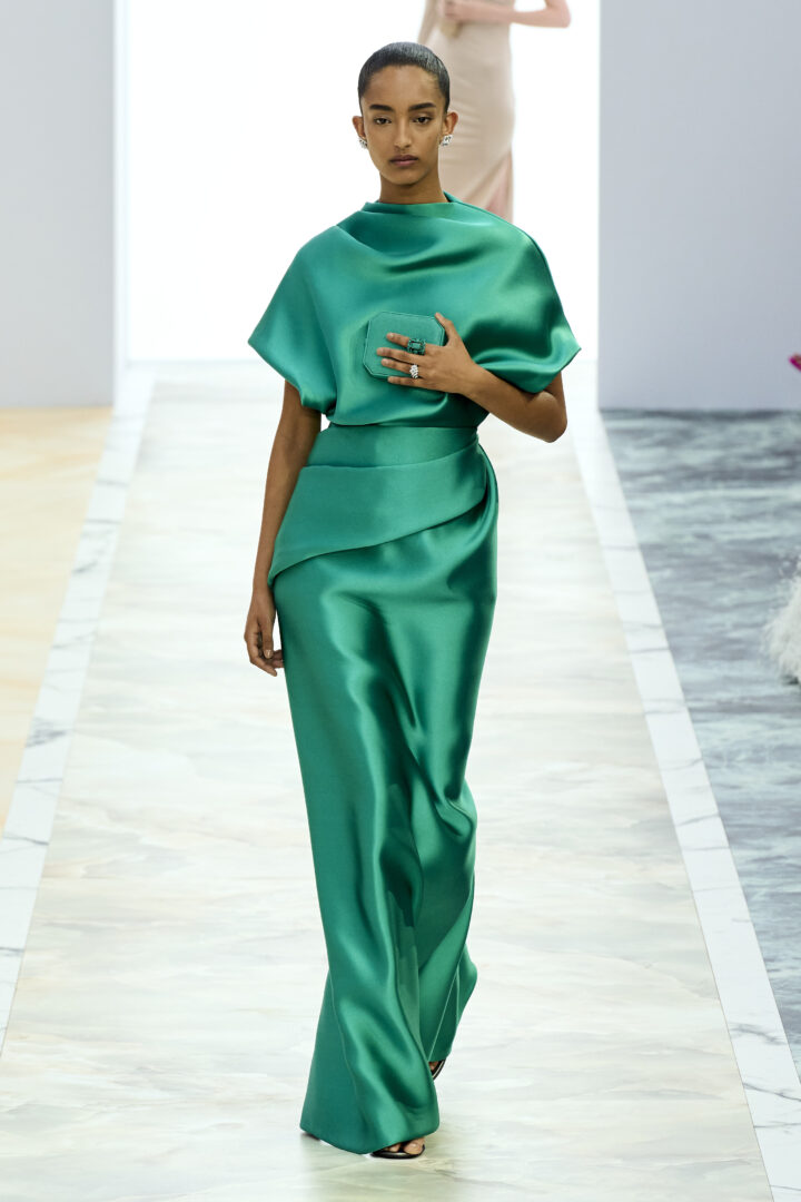 H haute couture συλλογή της Fendi επικεντρώθηκε στην έννοια της ρευστότητας, του ντραπέ και των πολυτελών κοσμημάτων