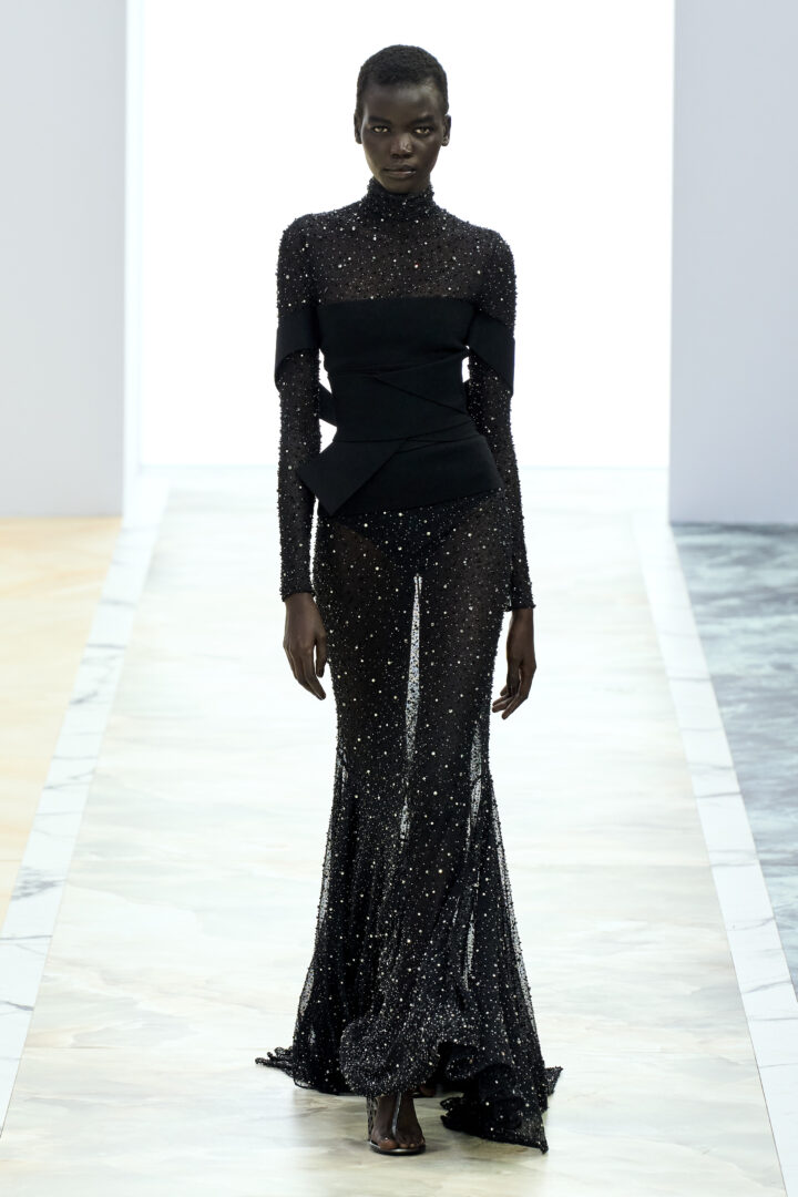 H haute couture συλλογή της Fendi στέκεται στη ρευστότητα, το ντραπέ και τα πολυτελή κοσμημάτα