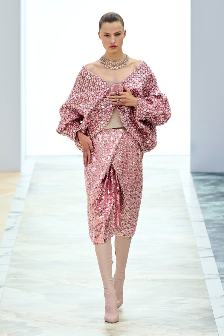 H haute couture συλλογή της Fendi στέκεται στη ρευστότητα, το ντραπέ και τα πολυτελή κοσμημάτα