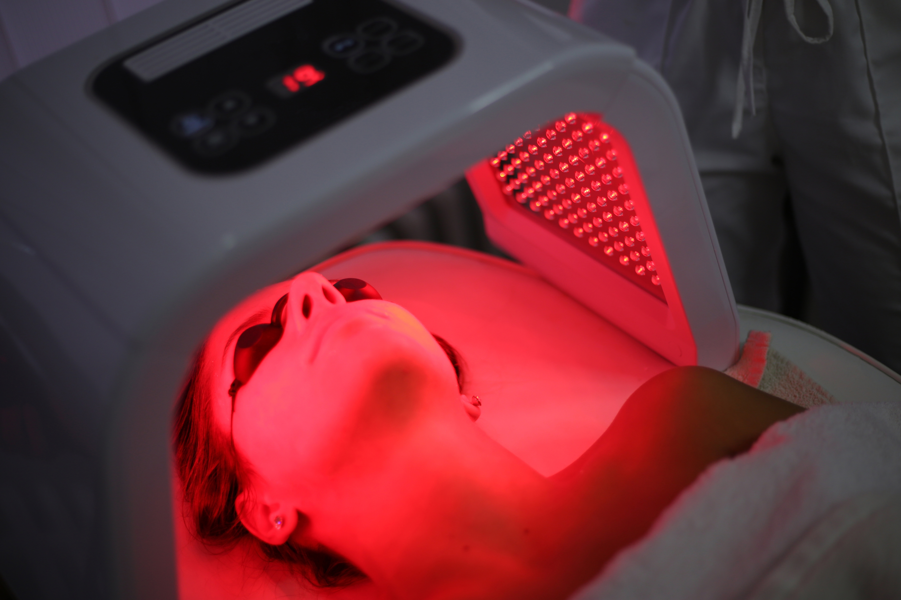 Red Light Therapy: Το κόκκινο φως είναι το μυστικό για λαμπερή και νεανική επιδερμίδα