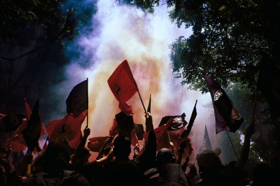 Η μασκότ της Ελευθέριας και της Επανάστασης και 2 θάνατοι από αστυνομική βία στη Γαλλία