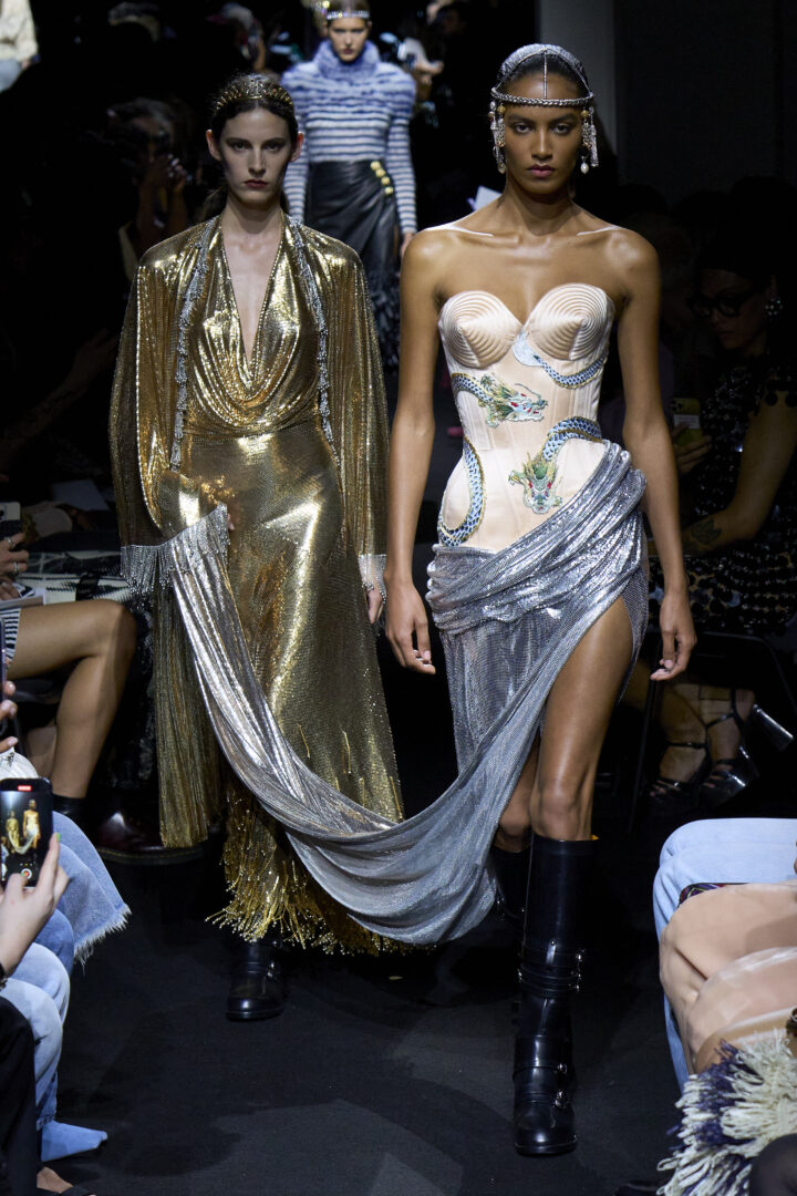 Στο FW'23 Couture του Jean Paul Gaultier ο Julien Dossena εξύμνησε τις καλύτερες στιγμές των '90s