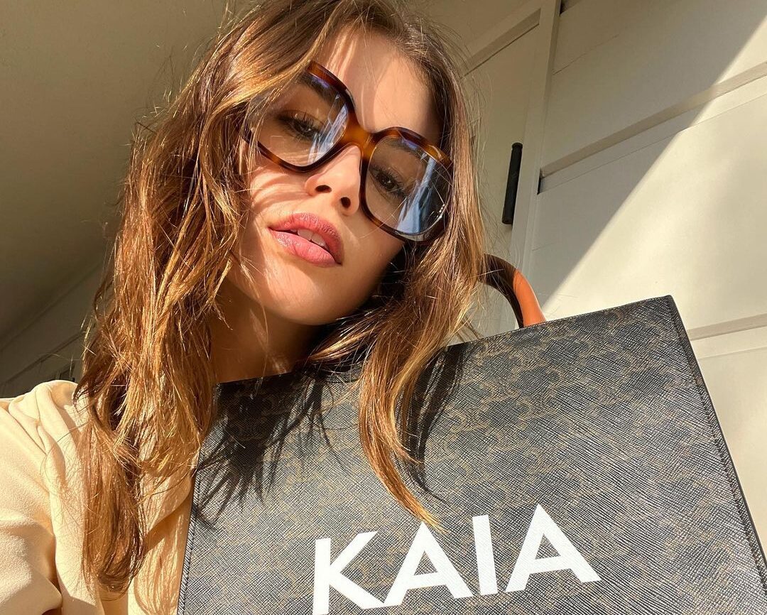 To νέο χρώμα στα μαλλιά της Kaia Gerber είναι εμπνευσμένο από το καλοκαιρινό ηλιοβασίλεμα