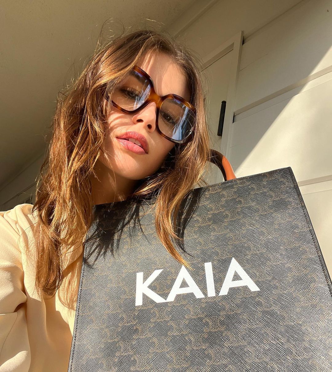 To νέο χρώμα στα μαλλιά της Kaia Gerber είναι εμπνευσμένο από το καλοκαιρινό ηλιοβασίλεμα