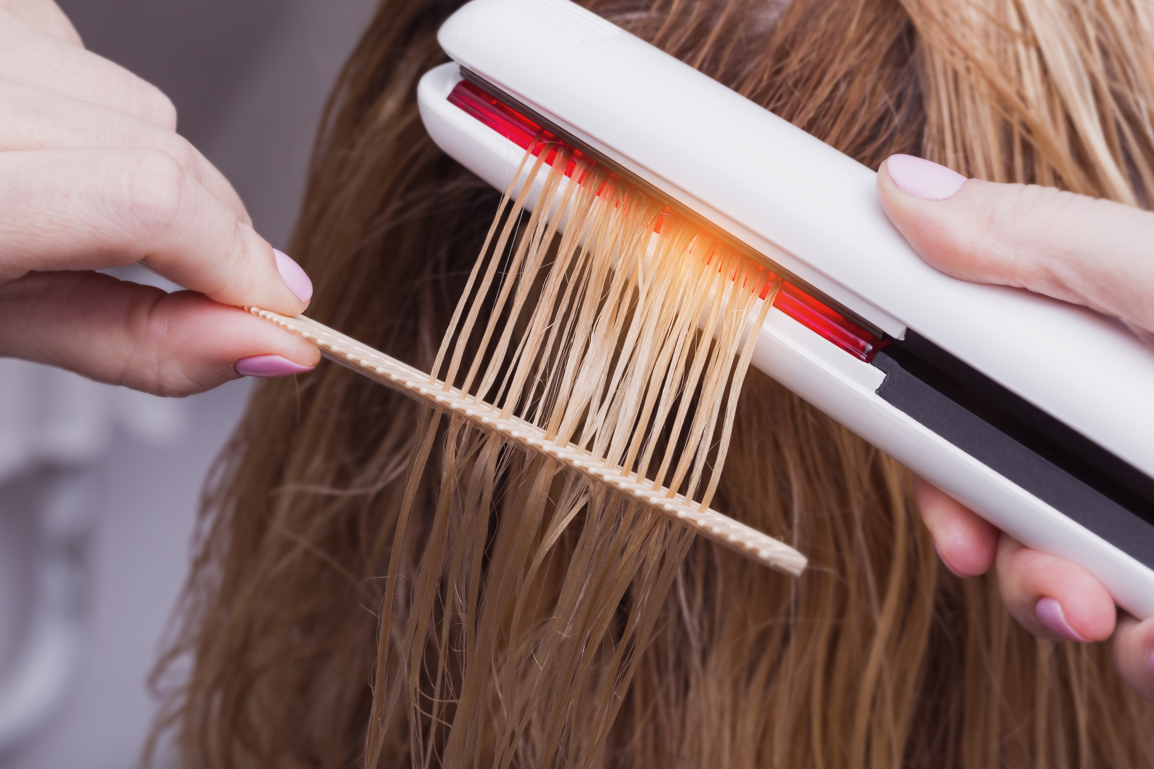 Kερατίνη vs Japanese Straightening: Οι διαφορές και τα αποτελέσματα κάθε θεραπείας μαλλιών