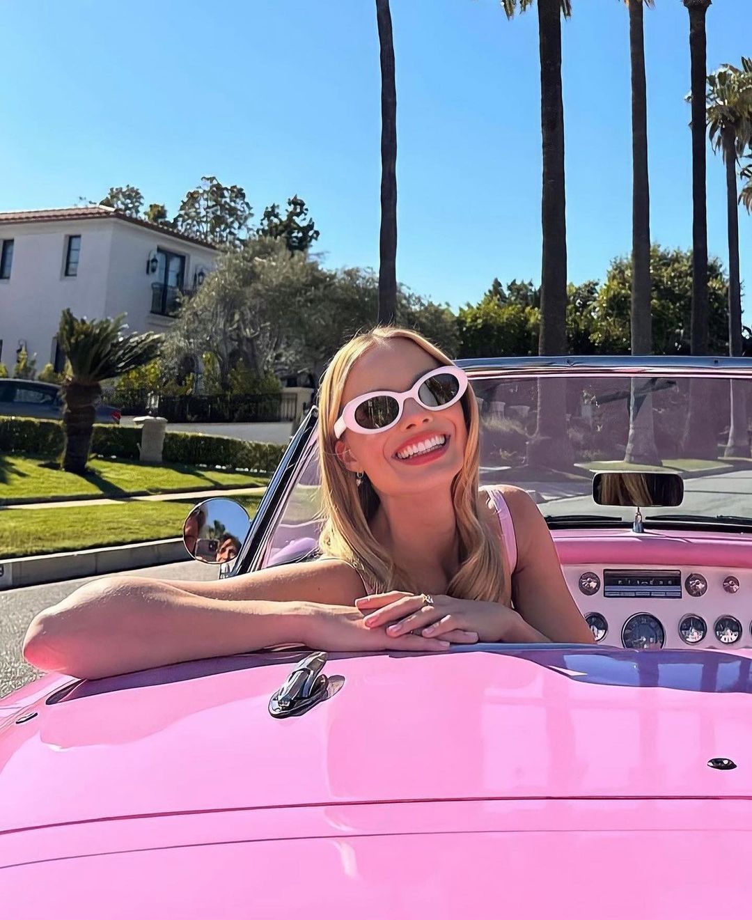 Το ροζ μανικιούρ σε γαλλικό στιλ της Margot Robbie είναι ο πρωταγωνιστής του καλοκαιριού