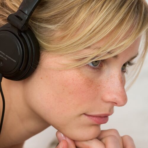 Για το Viral «Brain Massage» του TikTok,το μόνο που χρειάζεσαι είναι ένα ζευγάρι ακουστικά