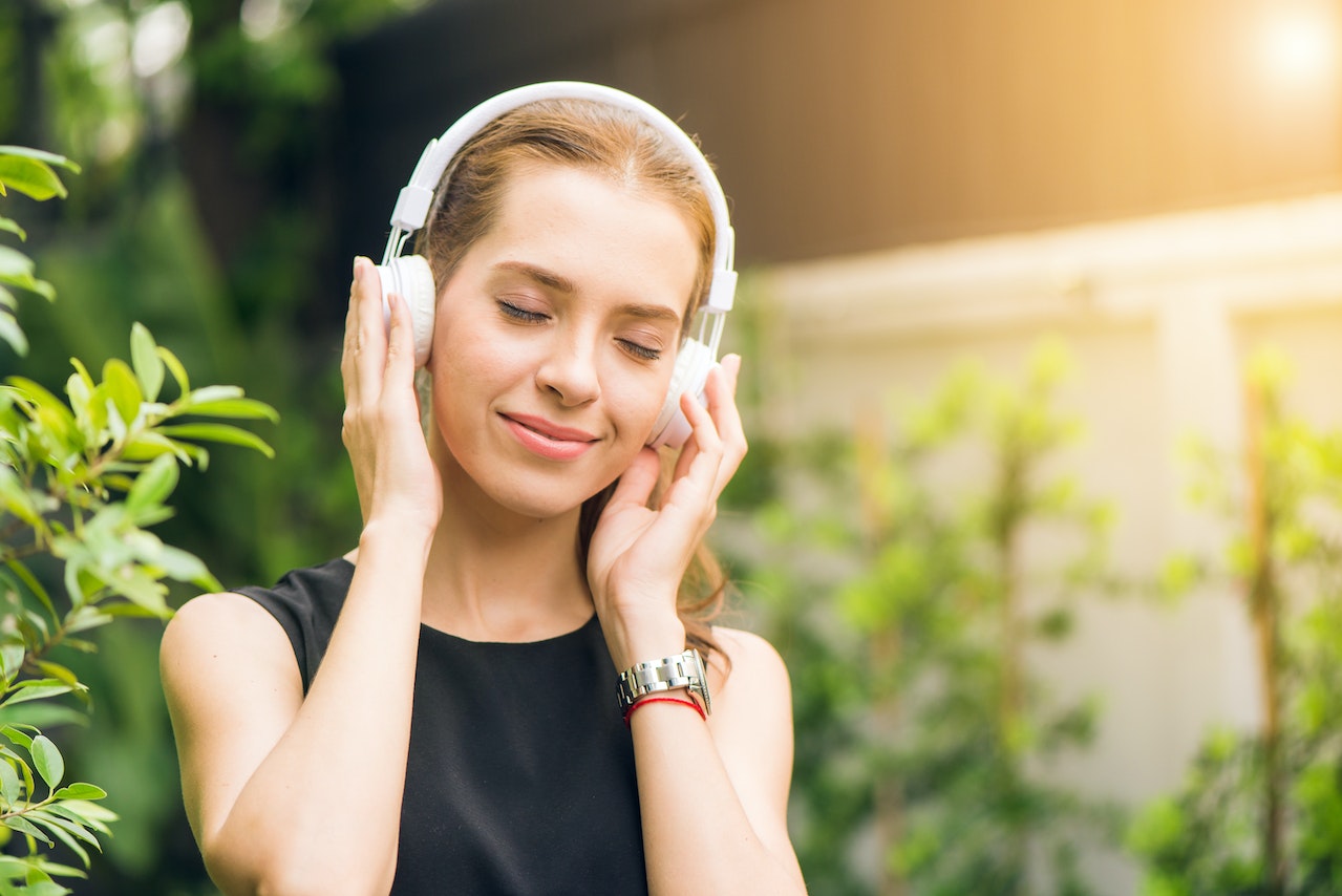 Για το Viral «Brain Massage» του TikTok,το μόνο που χρειάζεσαι είναι ένα ζευγάρι ακουστικά