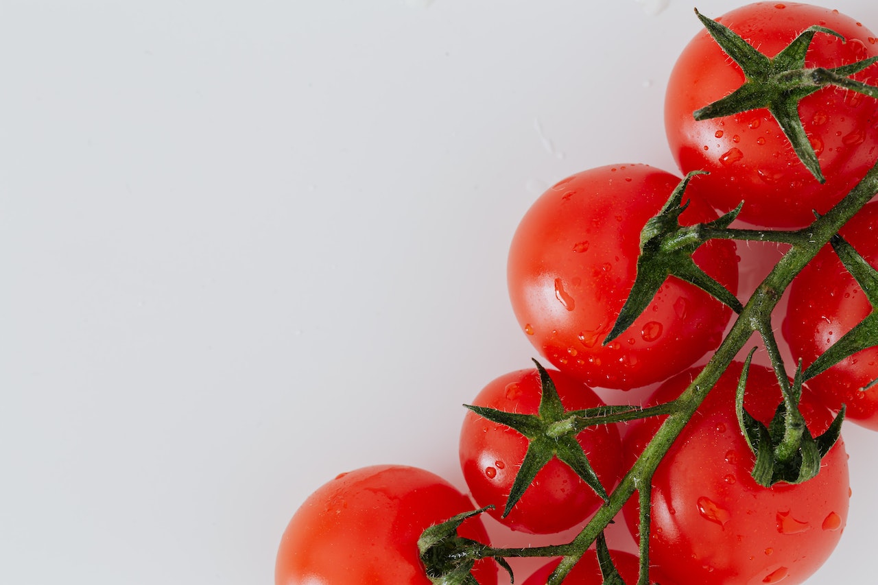 Ο έξυπνος τρόπος για να ξεφλουδίζεις εύκολα τις ντομάτες για τις καλοκαιρινές σου συνταγές