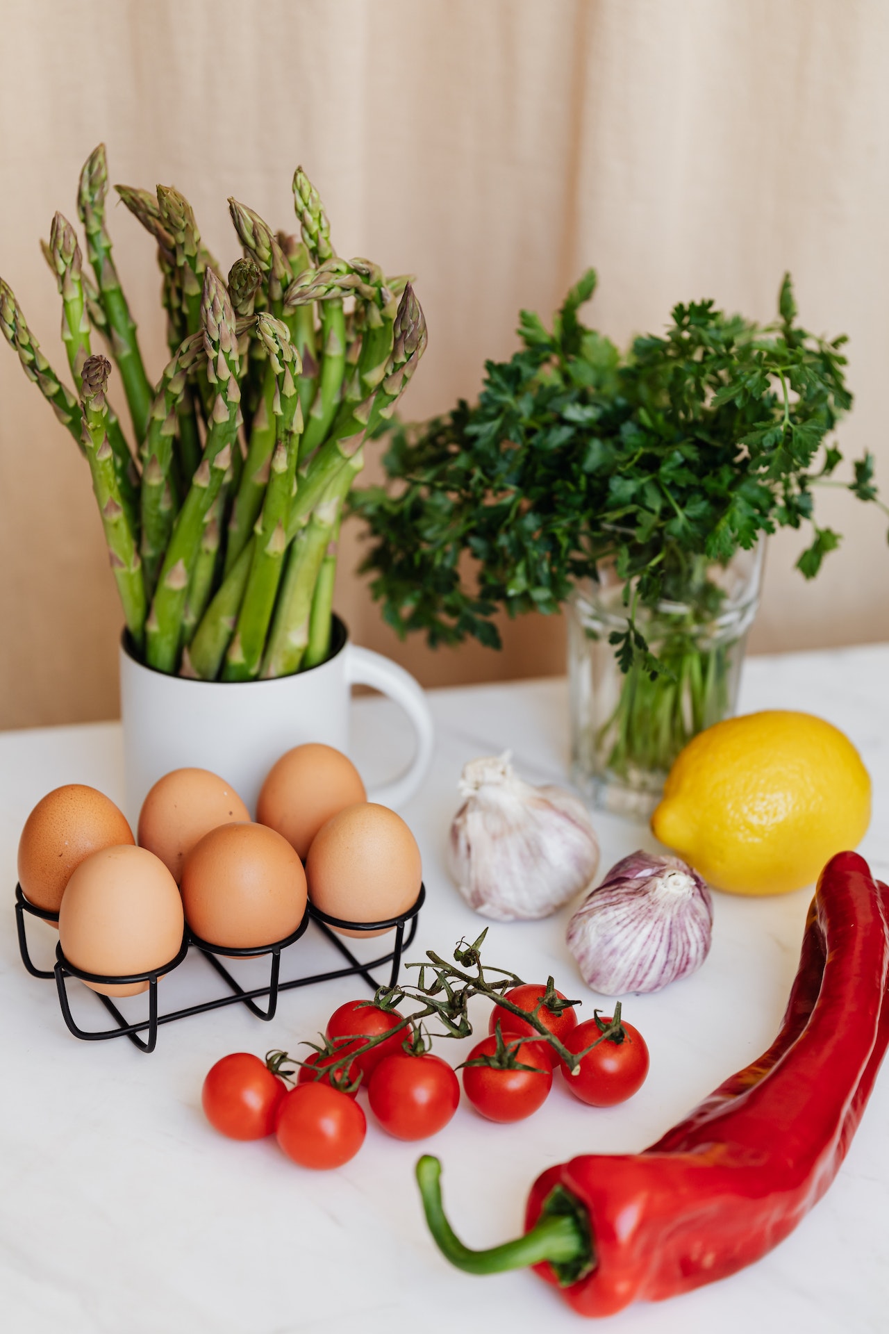 Ο έξυπνος τρόπος για να ξεφλουδίζεις εύκολα τις ντομάτες για τις καλοκαιρινές σου συνταγές