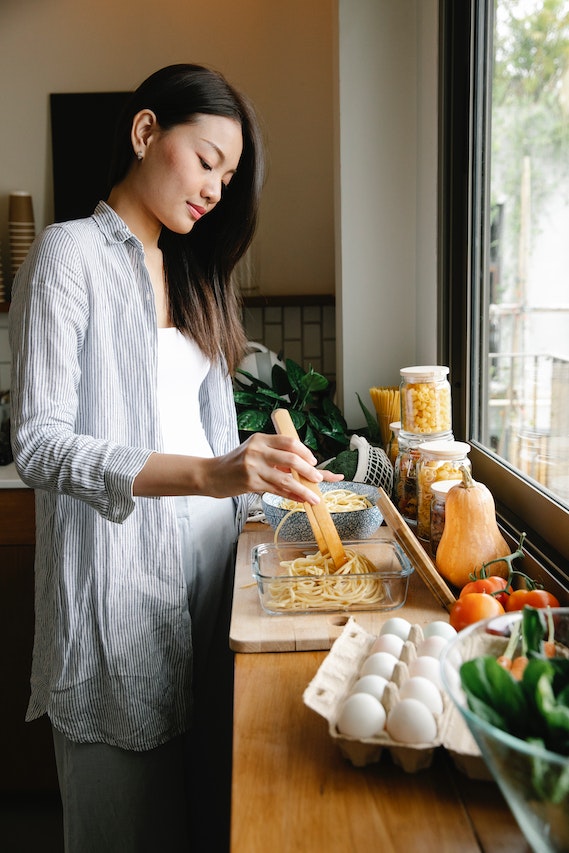 Πώς να απαλλαγείς από τις μυρωδιές του μαγειρέματος στο σπίτι 