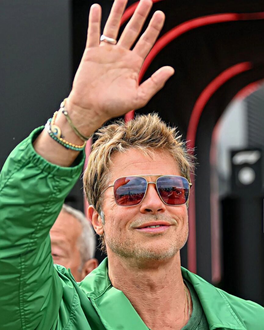 O Brad Pitt με λευκή φόρμα στα pits της Formula 1 μας κάνει να ανυπομονούμε για τη νέα του ταινία